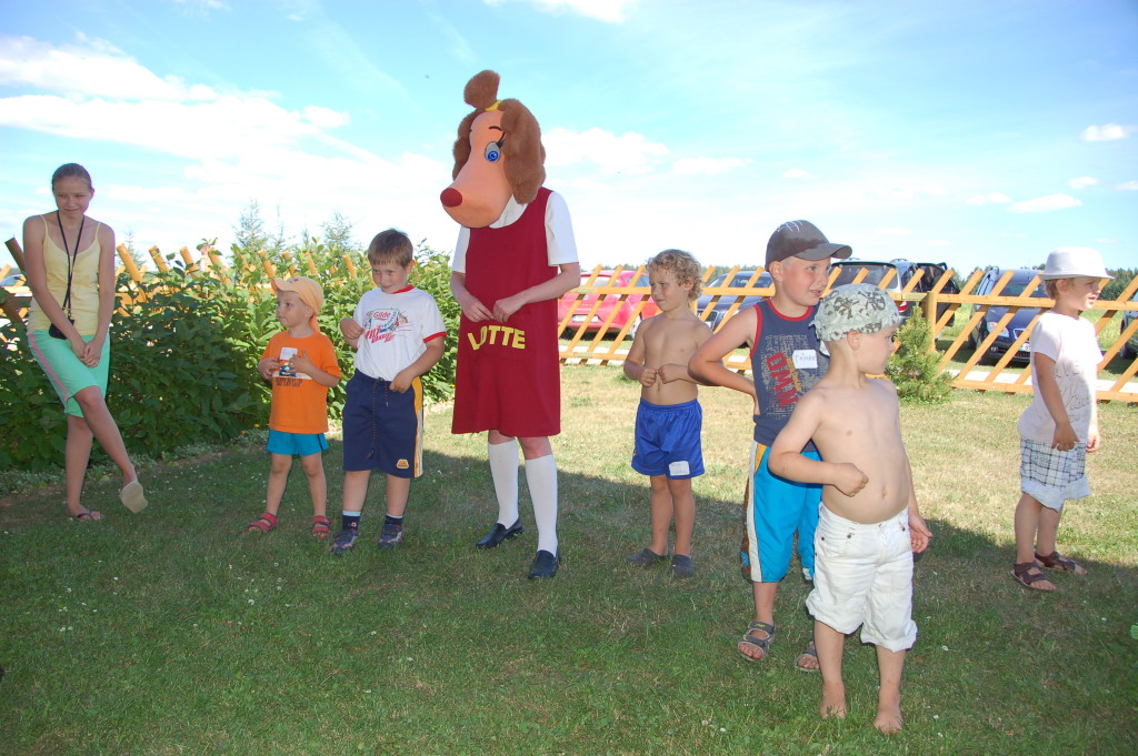 Lotte lõbustab lapsi